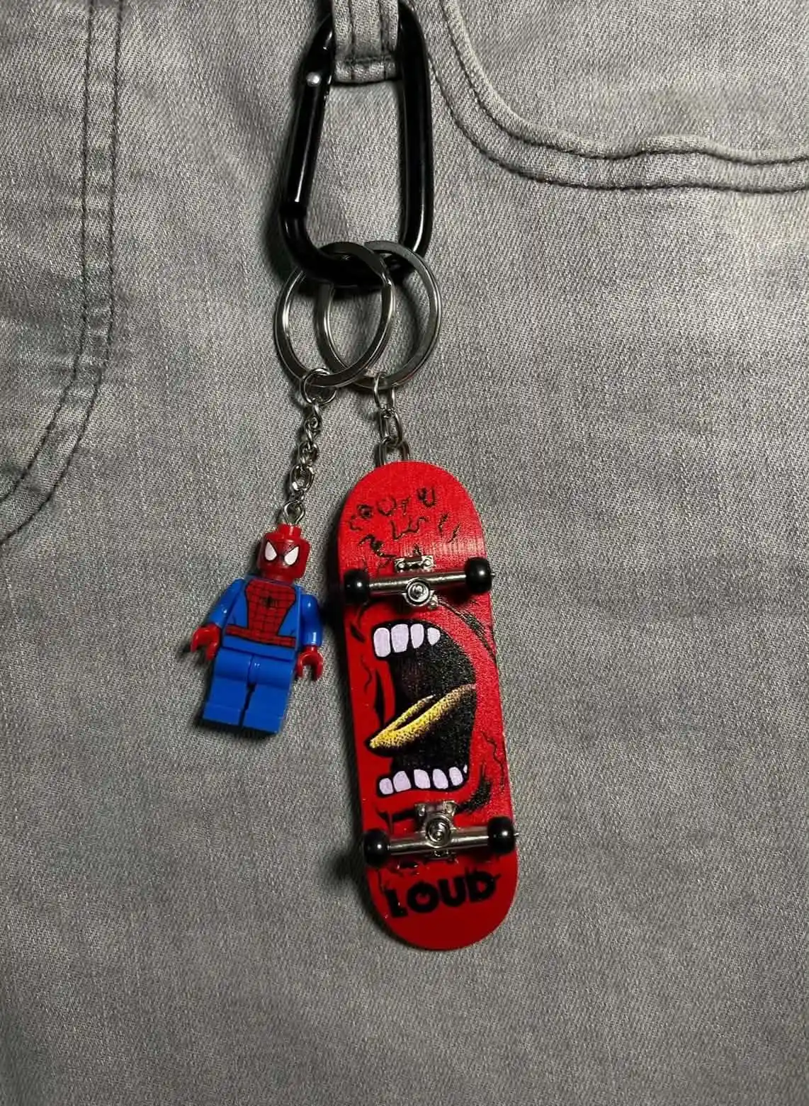 finger-skateboard-keychain-2